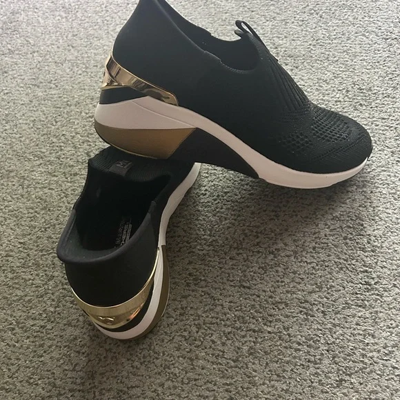 Skechers Black and Gold hands free slip on Sneakers (worn once!) - Picture 3 of 10